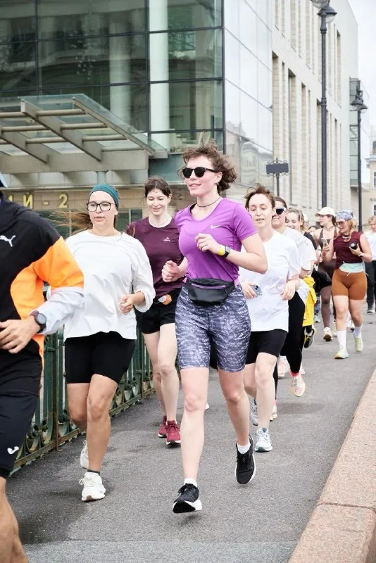 Участники No Solo Run бегут по мосту в центре Петербурга